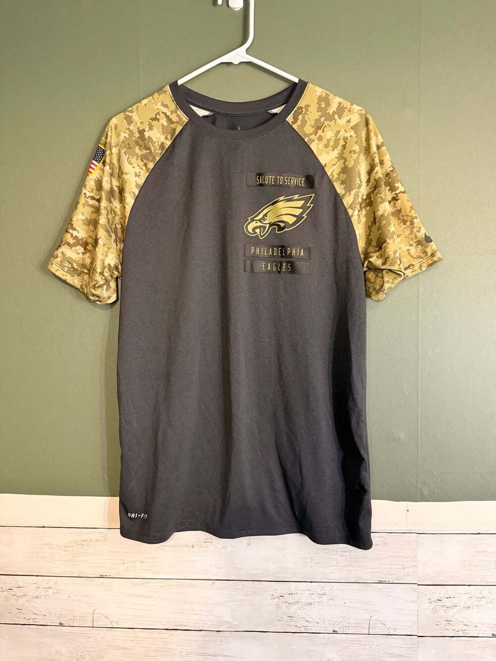 Philadelphia Eagles Salute to Service T-Shirt Size M Camo Dri-Fit